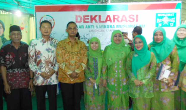 Khofifah bersama Forpimda Lamongan saat deklarasi Laskar Anti Narkoba. foto: nurqomar/ BANGSAONLINE