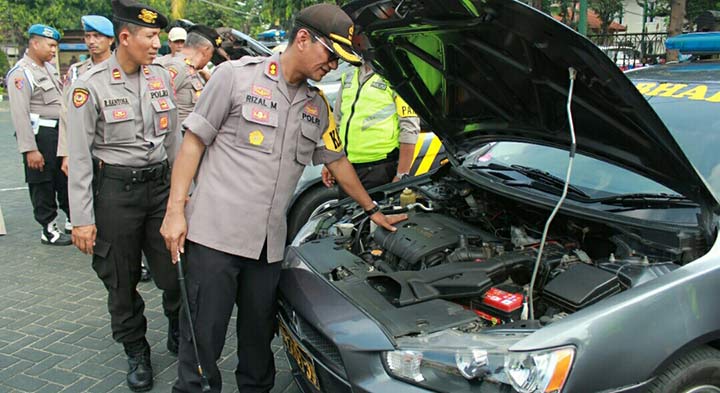Kapolres Pasuruan AKBP Rizal Martomo, S.I.K., saat mengecek armada di halaman Mapolres Pasuruan, Senin (15/4/2019).