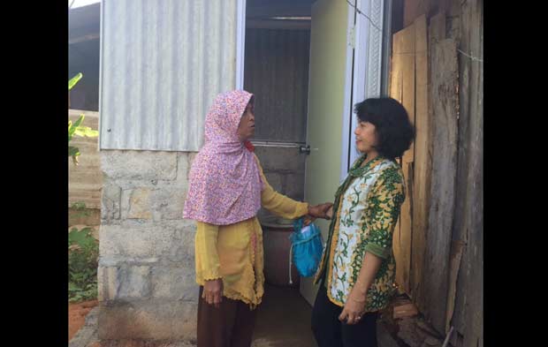 Warga di Rembang memanfaatkan jamban bantuan Semen Indonesia. foto: SYUHUD/ BANGSAONLINE