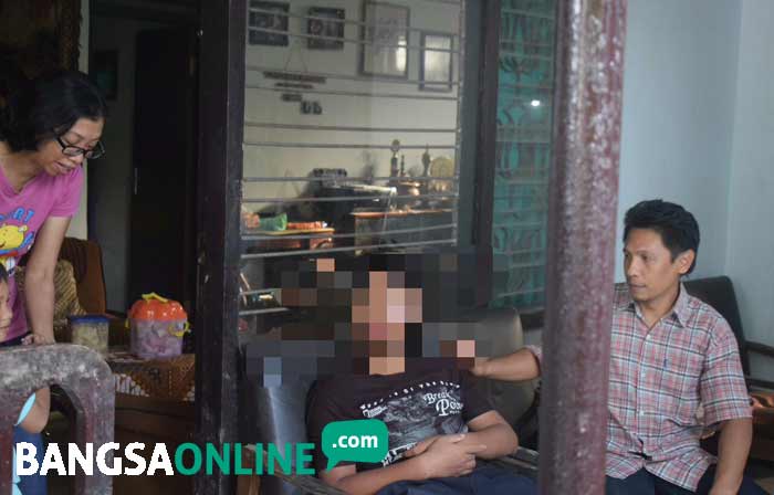 Korban mengalami trauma dan syok pasca penganiayaan tersebut.