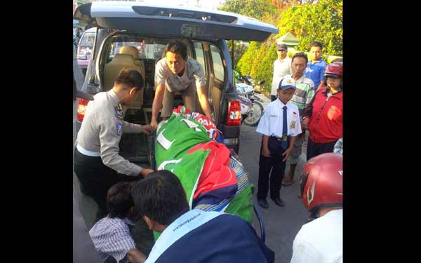 ?Jasad korban saat dievakuasi untuk dibawa ke Rumah Sakit. foto: arif kurniawan/BANGSAONLINE
