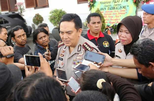 Kapolrestabes Surabaya saat diwawancara awak media di halaman Mapolrestabes setempat.