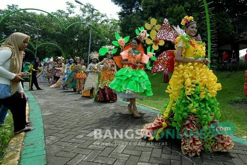 Gunakan Bahan Daur Ulang, Pelajar di Jombang Gelar Fashion Show