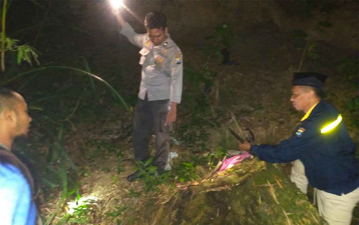 Petugas saat mengevakuasi penemuan mayat di Pamekasan.