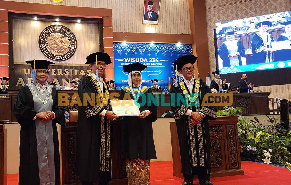 Gubernur Jawa Timur, Khofifah Indar Parawansa, saat meraih gelar Doktor Honoris Causa dari Unair. Foto: DEVI FITRI AFRIYANTI/BANGSAONLINE