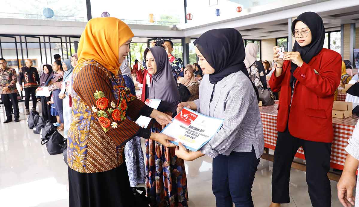 Gubernur Khofifah saat menyalurkan bantuan secara simbolis kepada salah satu penerima.