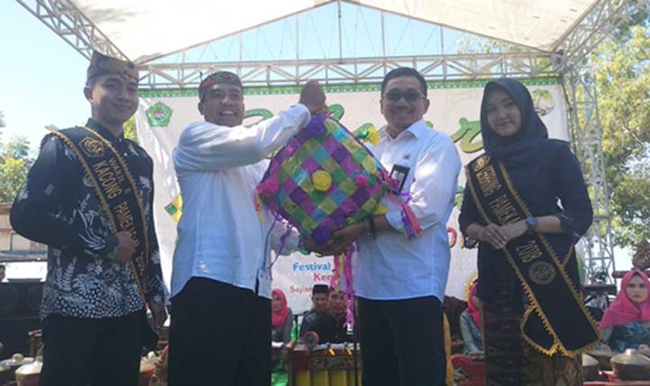 Ribuan Pengunjung Banjiri Festival Ketupat Raksasa di Pamekasan