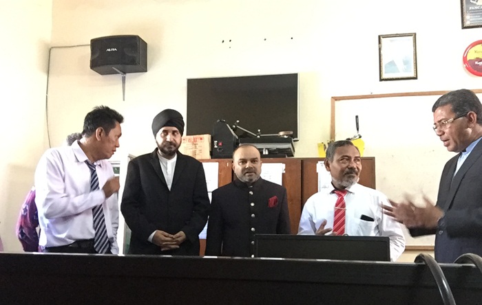 Kepala SMK PGRI 2 Kediri bersama Future Dream Academy dari Malaysia dan India saat melihat ruang kelas yang dijadikan kelas international. Foto: ARIF KURNIAWAN/ BANGSAONLINE