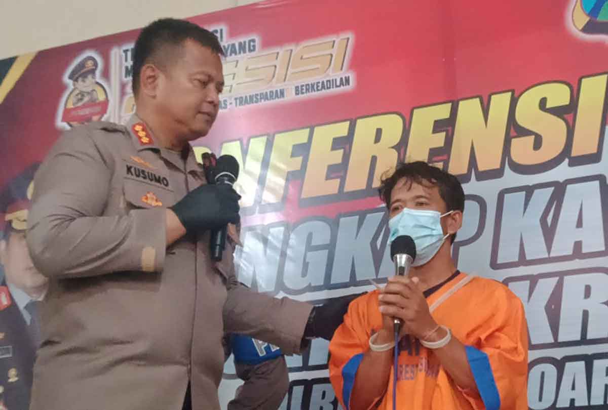 Pelaku, SY (42) saat ditanya Kapolresta Sidoarjo,Kombes Pol Kusumo Wahyu Bintoro, Kamis (15/12/2022).