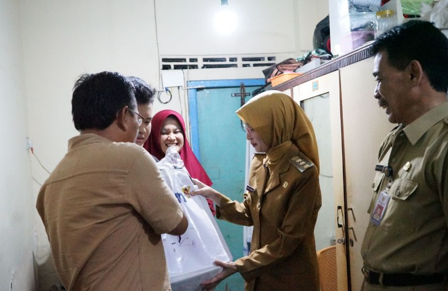 Wali Kota Kediri, Vinanda saat menyerahkan bingkisan