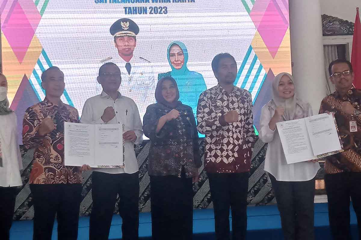 Bupati Madiun berfoto bersama tim Verifikator calon penerima penghargaan Satyalencana Wira Karya. Foto : Hendro Suhartono/BANGSAONLINE.com 