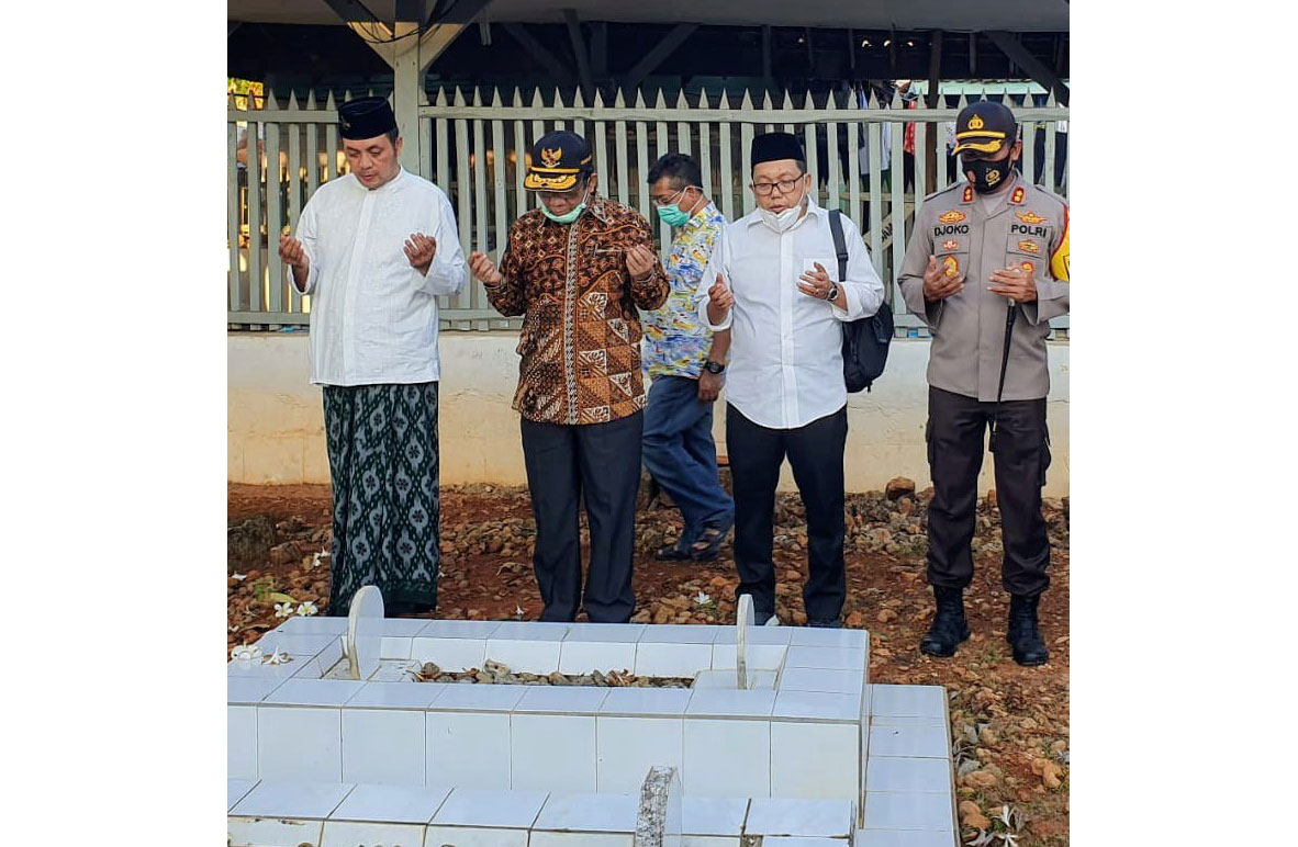 Menkopolhukam Mahfud MD (kedua dari kiri) didampingi Imam Marsudi (nomor tiga dari kiri), Cak Firman (paling kiri), dan Kapolres Pamekasan Djoko Lestari saat ziarah ke Makam Pendiri Pondok Pesantren yang sekaligus guru ngaji Mahfud MD kecil, yaitu Almaghfurlah KH Mardliyyan. foto: ist/ bangsaonline.com