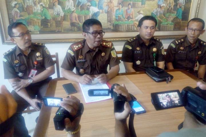 Kajari Sidoarjo Budi Handaka, saat memberikan keterangan, Senin (31/12). foto: CATUR A/ BANGSAONLINE