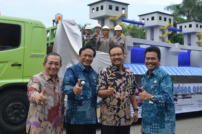 Wagub Jatim Syaifullah Yusuf didampingi Bupati-Wabup Sambari-Qosim dan Ketua DPRD Abdul Hamid saat pembukaan pameran akbar mega industri. foto: SYUHUD/  BANGSAONLINE