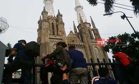 Acara pemberkatan pernikahan puteri Setya Novanto di Gereja Katedral tertutup. Wartawan terpaksa panjat pagar gereja. foto: merahputih.com