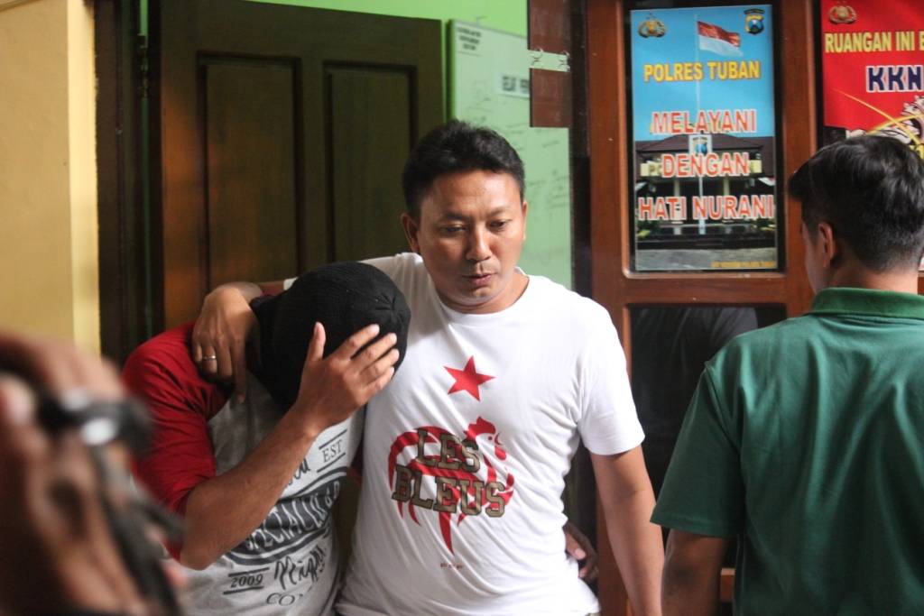 Kades Kujung, Kecamatan Widang saat menjalan pemeriksaan di ruang Kanit Tipidum Polres Tuban. Foto: suwandi/tuban
