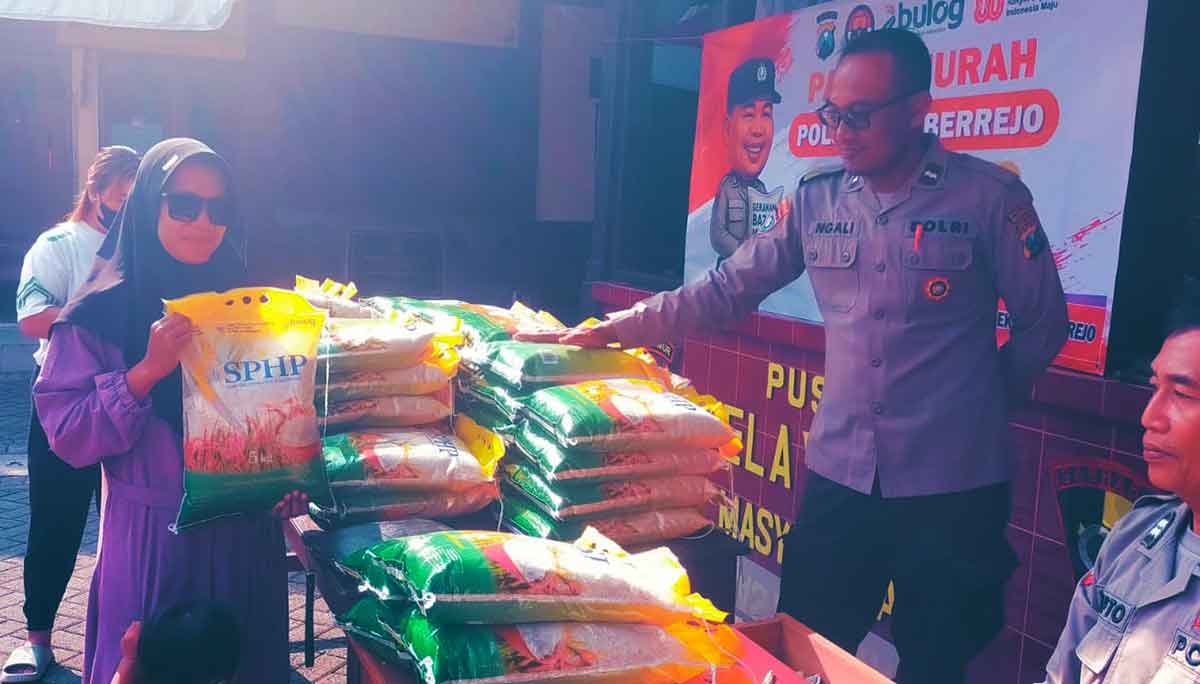 Penyaluran beras SPHP untuk warga di Polsek Sumberrejo, Bojonegoro.