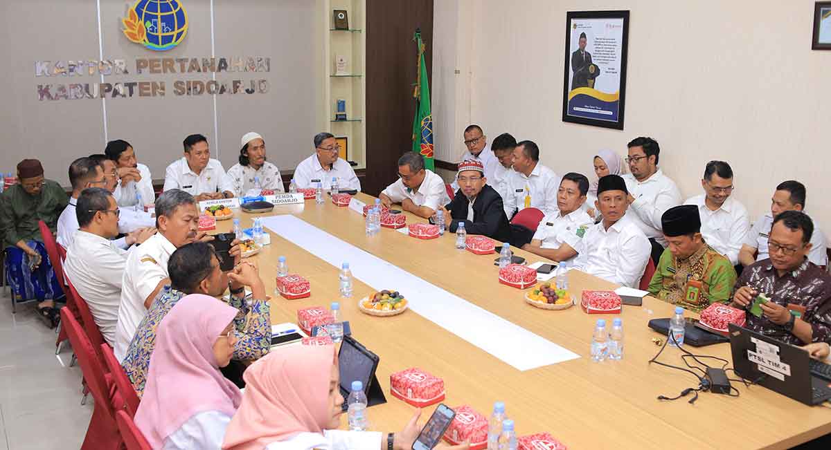 Rapat koordinasi persiapan pembangunan Pesantren Al Khoziny di Kantor Pertanahan Sidoarjo.