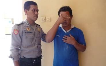 Ahmad Sayuti, pelaku pencurian kotak amal didampingi anggota Polsek Porong. (foto: agus hp/BANGSAONLINE)
