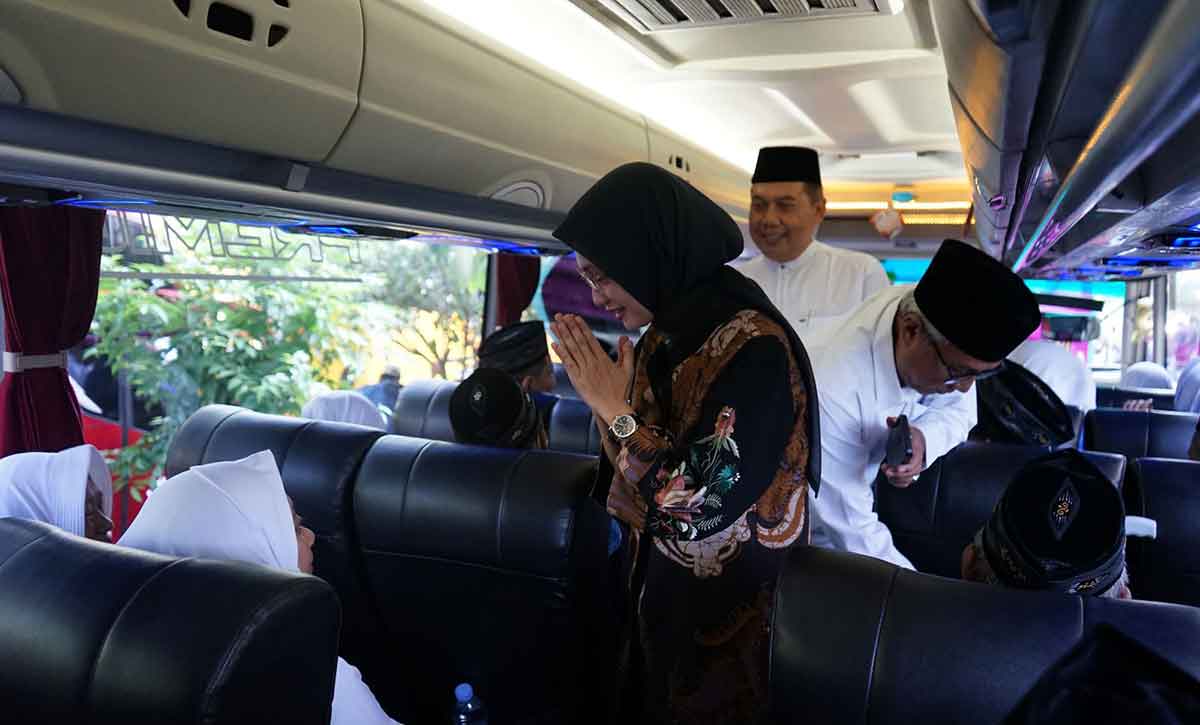 Wali Kota Kediri bersama wakilnya saat menyapa para calon jamaah haji di dalam bus yang akan membawanya ke Asrama Haji Sukolilo, Surabaya. Foto: Ist