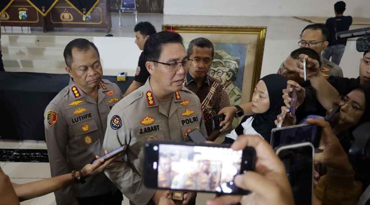 Kabid Humas Polda Jatim saat memberi keterangan ke awak media terkait kerusuhan yang terjadi pada akhir Agustus 2025.
