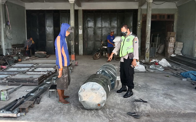Polisi melakukan olah TKP di bengkel las tempat korban bekerja.