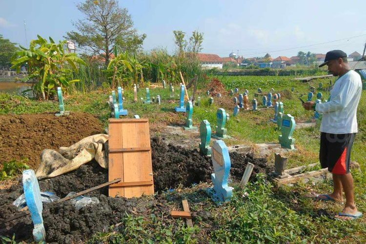 Salah satu makam di TPU Desa Jelakcatur, Kecamatan Kalitengah, Kabupaten Lamongan yang dibongkar orang tak dikenal.