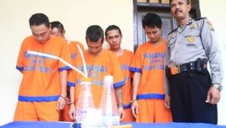 Kelima tersangka beserta barang bukti telah diamankan di Polsek Sedati. (foto: Dya Ayu Wulansari/BANGSAONLINE)