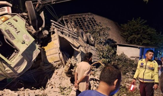 Kondisi truk yang terguling di lokasi kejadian (dok. Polres Lamongan)
