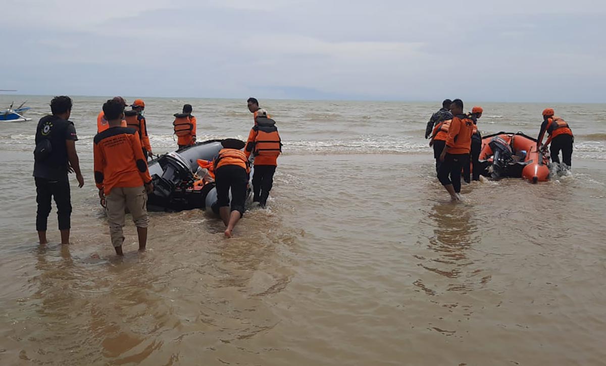Tim SAR tetap melakukan pencarian pada hari kelima, namun hasil masih nihil. 