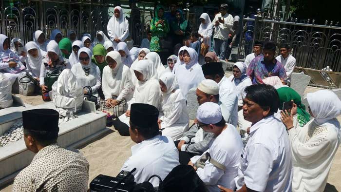 Terbiasa Ziarah ke Makam Sunan Ampel, Khofifah Jalankan Tradisi NU