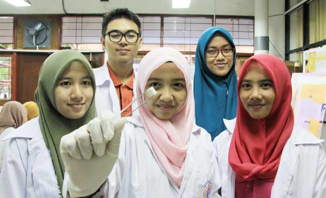 Anggota tim PKMPE mahasiswa Teknobiomedik FST UNAIR saat menunjukkan sampel Biodegradable Bone Screw Anti Bakteri. foto: istimewa