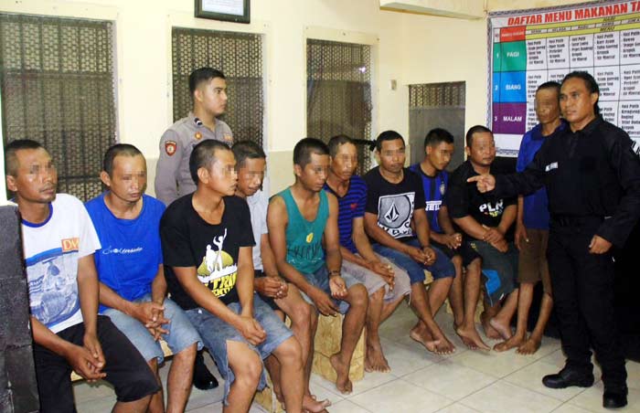 Para tersangka saat diamankan petugas. foto: SYUHUD A/BANGSAONLINE