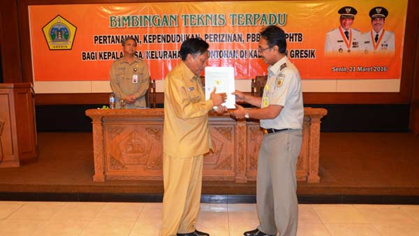 Bupati Gresik Terima Sertifikat Gelora Joko Samudro