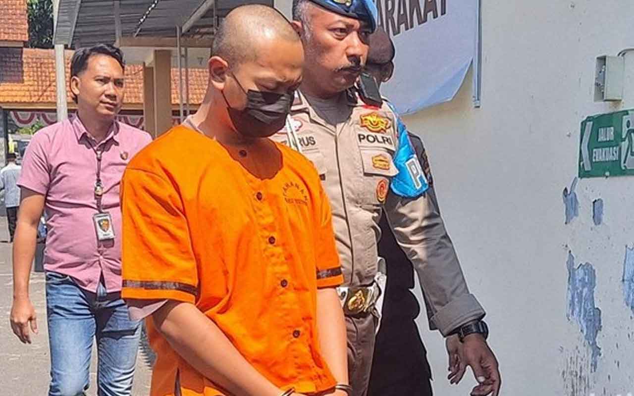 Galih Indra (24), warga Desa Jebung Kidul, Tlogosari, Bondowoso, ditangkap polisi setelah membuat laporan palsu menjadi korban begal, namun ternyata motornya digadaikan untuk pembayaran pinjaman online (pinjol) dan bermain judi online (judol). Foto: Ist.