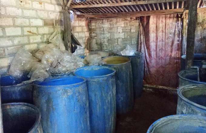 Gudang arak baceman di rumah kosong yang digerebek petugas. foto: GUNAWAN/ BANGSAONLINE