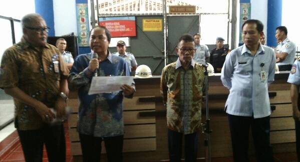 Direktur Pemeriksaan dan Penagihan Dirjen Pajak, Dadang Suwarno dalam jumpa pers di Lapas 1 Surabaya di Porong, kemarin. foto : nanang ichwan/BangsaOnline