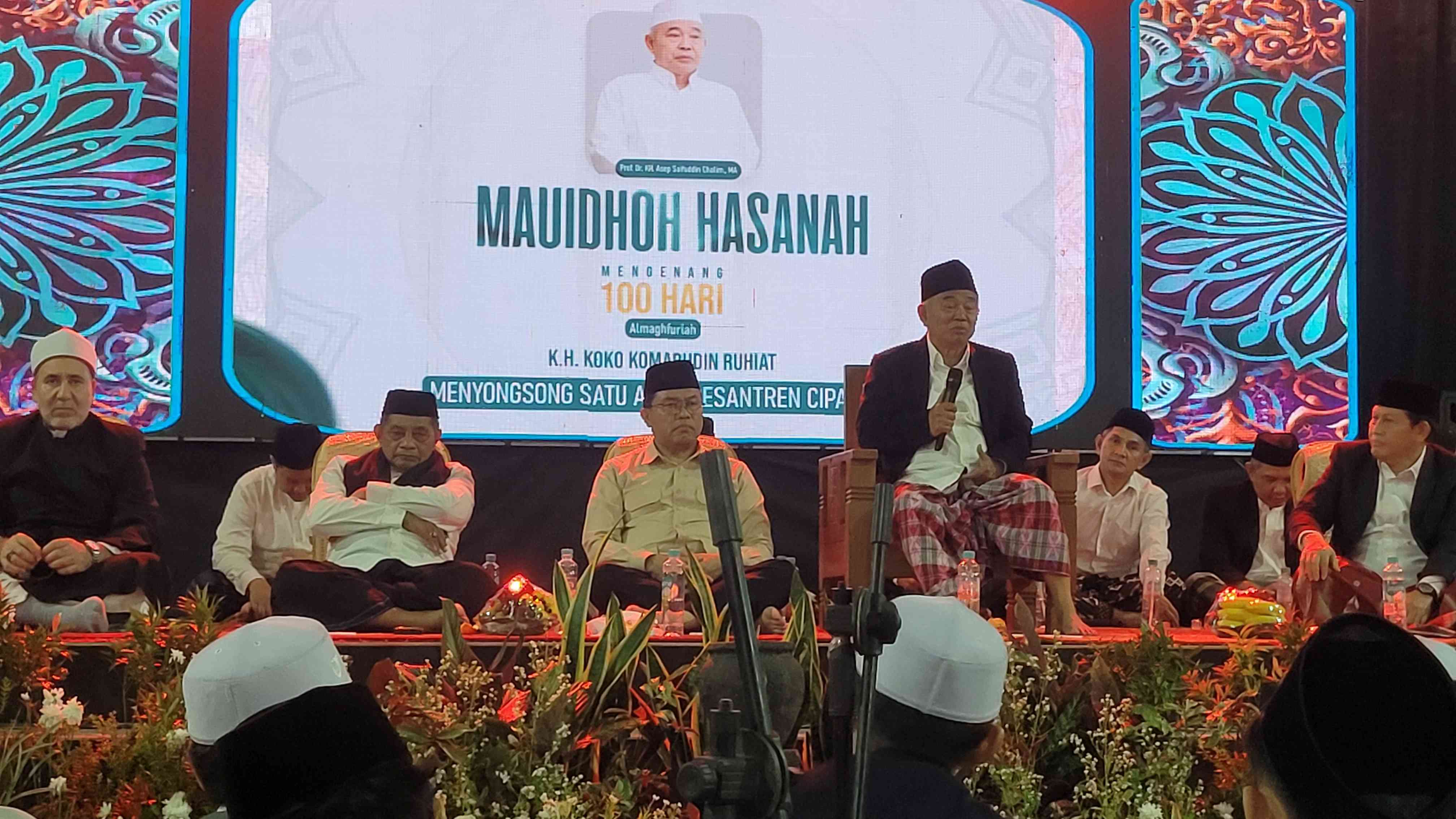 Prof Dr KH Asep Saifuddin Chalim, MA, ketika menyampaikan mauidzah hasanah dalam acara peringatan 100 hari wafatnya KH Koko Komaruddin Ruhiat, di Pondok Pesantren Cipasung Ciapakat Kabupaten Tasikmalaya Jawa Barat,  Kamis (27/11/2025). Foto: MMA/bangsaonline