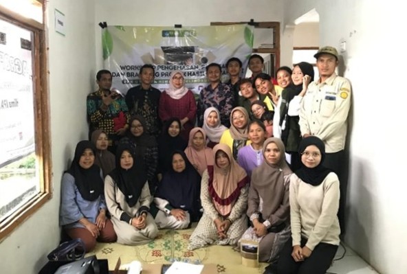 Tim PPK Ormawa Hima IPA dan Lingkungan Unnes bersama Disdagkop UKM, dan pihak terkait usai kegiatan workshop yang digelar di Desa Peron, Kecamatan Limbangan, Kendal, Jateng. (Ist)