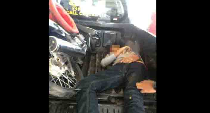 Jasad korban dan motor saat akan dievakuasi untuk dibawa ke Rumah Sakit. (foto: istimewa)