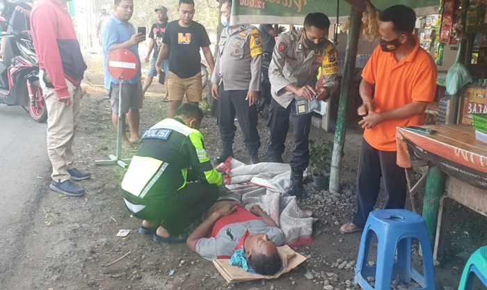 Petugas Polsek Diwek saat olah TKP.