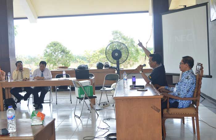 Bupati Sambari bersama Kepala BKD M. Nadlif ketika pembekalan peserta Diklatpim.