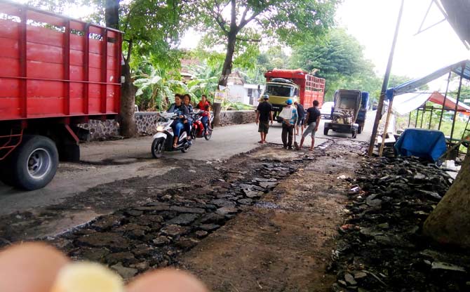 Kondisi jalan yang rusak tergerus banjir.