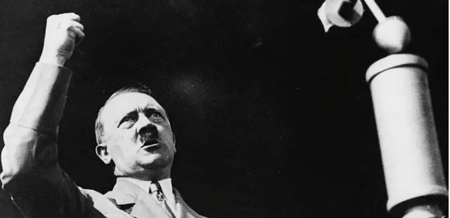 Adolf Hitler membuka Berlin International Auto Show pada tanggal 1 Januari 1940. Hulton-Deutsch Collection / CORBIS / Corbis via Getty Images

