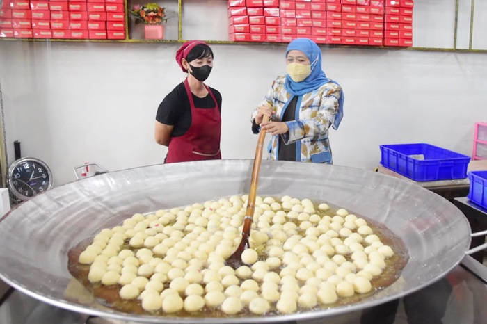 Gubernur Jawa Timur Khofifah Indar Parawansa saat mencoba merasakan sensasi menggoreng onde-onde legendaris khas Mojokerto yang usianya hampir seratus tahun itu.