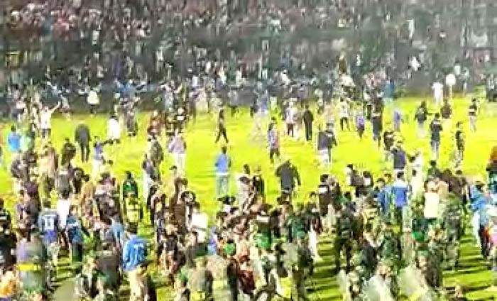 Suasana kerusuhan antarsuporter dengan petugas di Stadion Kanjuruhan Malang. Foto: Tangkapan layar