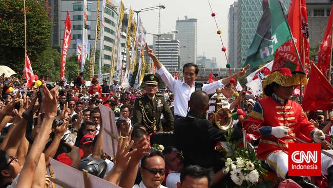 Presiden RI 2014-2019 Joko Widodo dan Wakil Presiden Jusuf Kalla saat Pawai dari Bundaran HI menuju Istana Negara, Jakarta, Senin (20/10). (CNN Indonesia/Safir Makki)