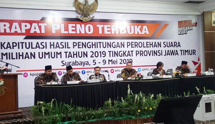 Suasana rekapitulasi perolehan suara pemilu 2019 tingkat Provinsi Jawa Timur di Hotel Singgasana, Surabaya. foto: DIDI ROSADI/ BANGSAONLINE
