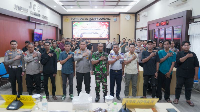 Kapolres Jombang, AKBP Ardi Kurniawan beserta Forkopimda dan komunitas otomotif saat rakor