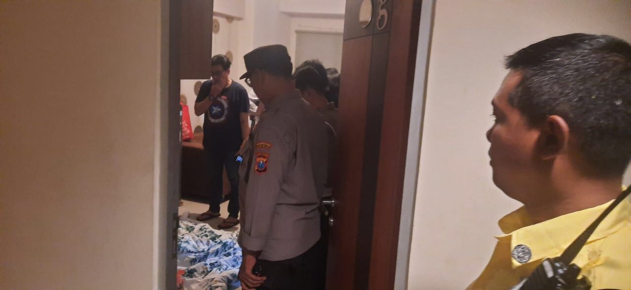 Petugas saat berada di TKP